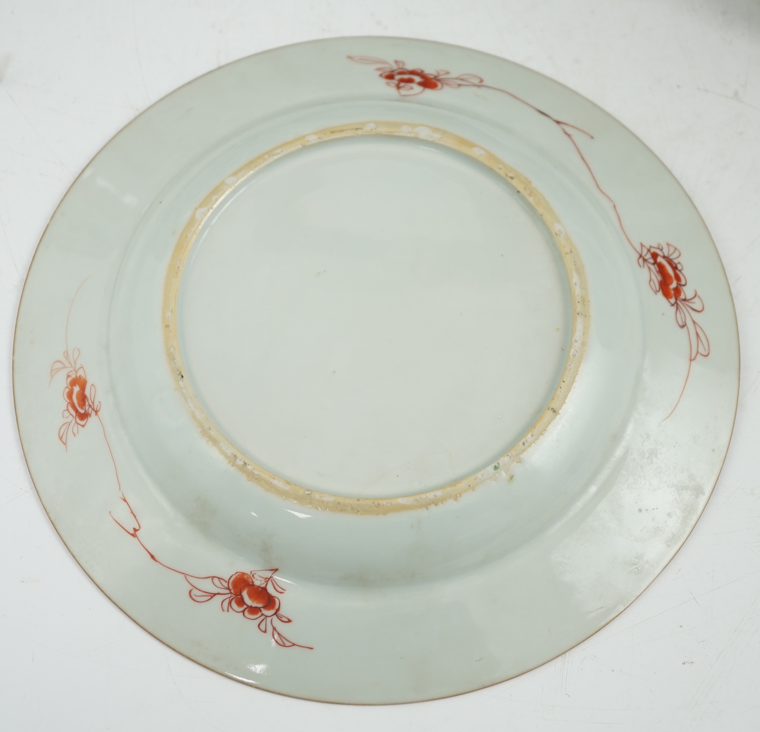 A Chinese famille verte ‘deer and crane’ dish and four matching plates, Kangxi period